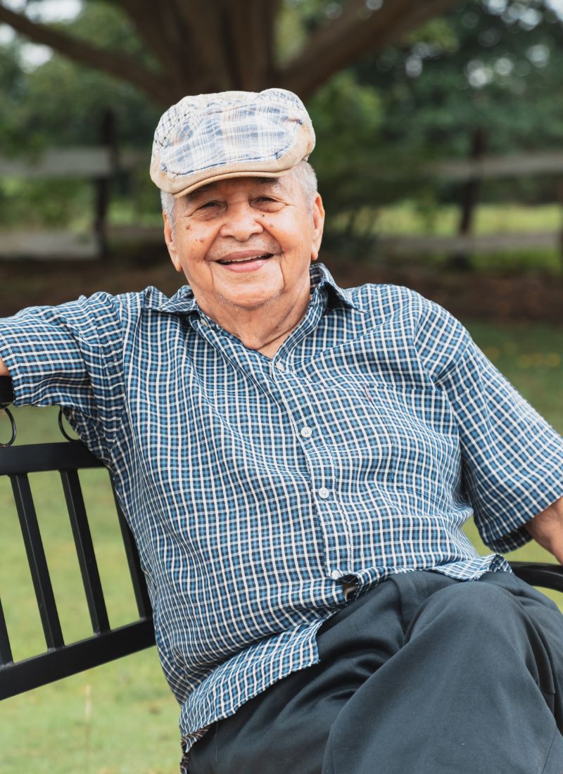 Sénior souriant dans un parc